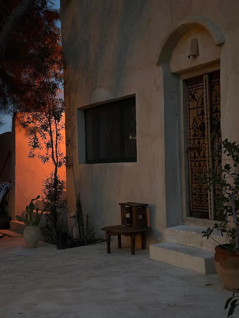 The room's outdoor setting among the olive trees